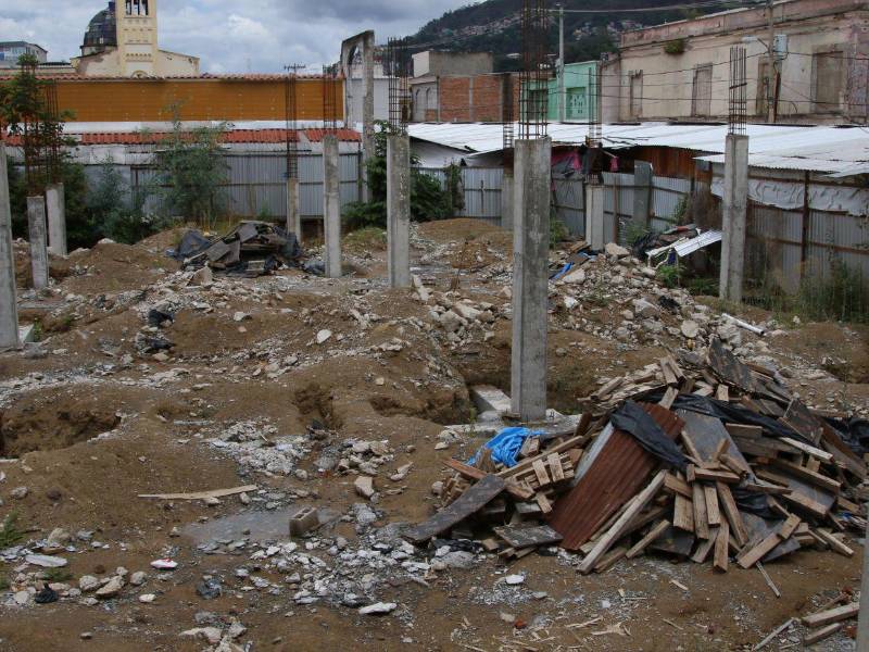 Vendedores del mercado San Isidro aseguran que la obra quedó a medias y sin explicación, mientras sus ingresos caen por la falta de clientes.