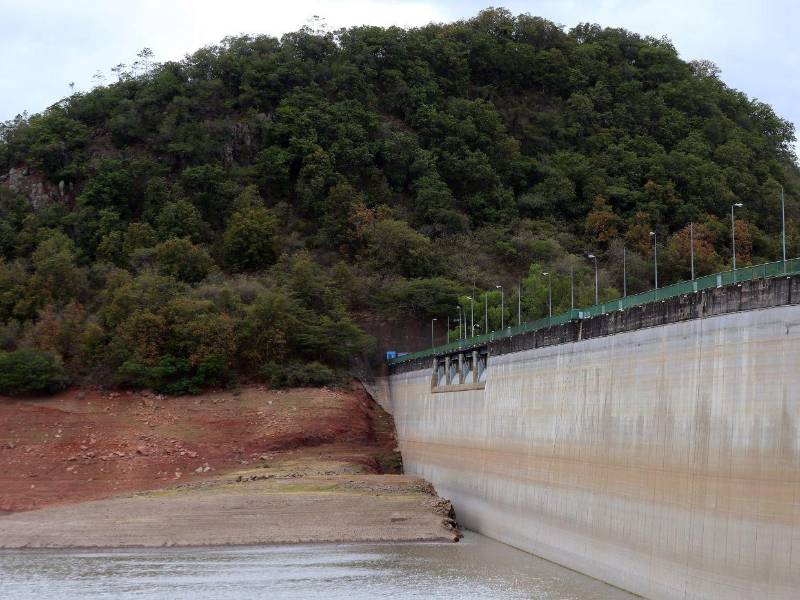 El descenso de las represas preocupa a las autoridades y expertos, que advierten que la falta de protección de las cuencas agrava la escasez.
