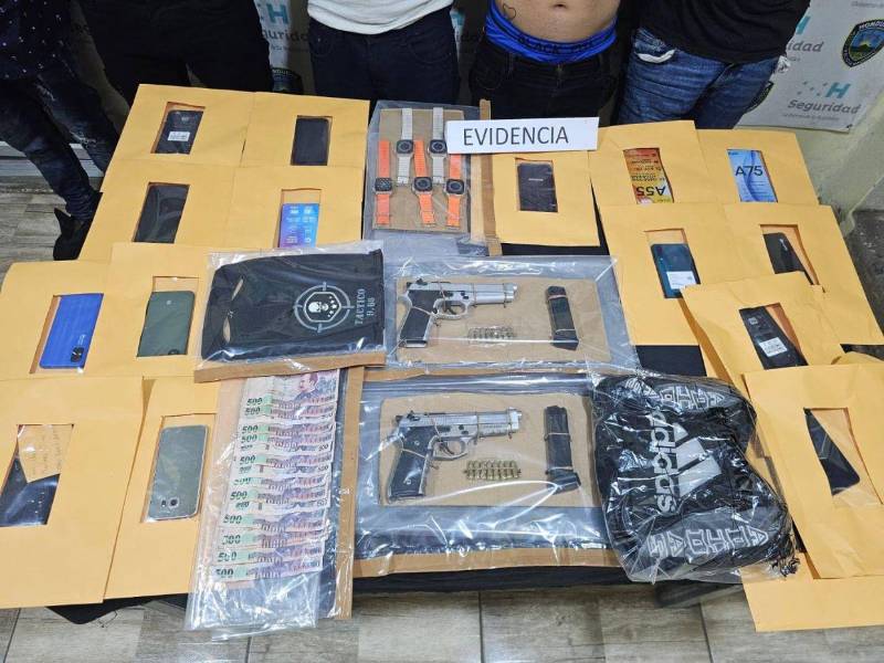 Dinero en efectivo, armas de fuego con municiones y dispositivos móviles fueron decomisados en la operación.