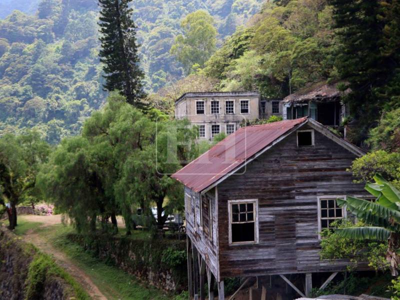 San Juancito, es un pueblito enclavado en las faldas de La Tigra, en el Distrito Central, Francisco Morazán, que fue durante décadas el corazón económico de Honduras, y su legado todavía respira entre casas de madera, maquinaria oxidada y su característica neblina.