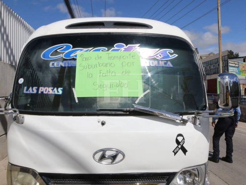 Transportistas paralizaron varias rutas en Tegucigalpa para exigir mayor seguridad tras el asesinato de un conductor ocurrido el miércoles en Comayagüela.