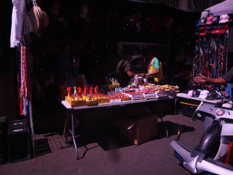 La venta de pólvora por redes sociales continúa pese a la prohibición municipal y pone en riesgo a niños y jóvenes de la capital.