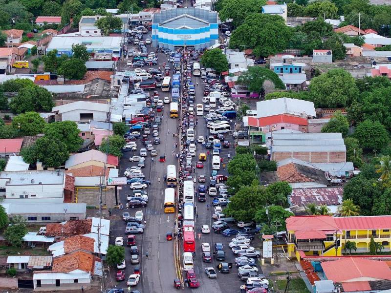 Miles de hondureños han cruzado hacia El Salvador para hacer turismo en esta semana de feriado de octubre.