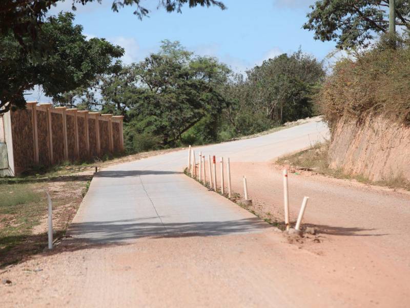 residentes denuncian obras inconclusas y abandono de tramos en Azacualpa.