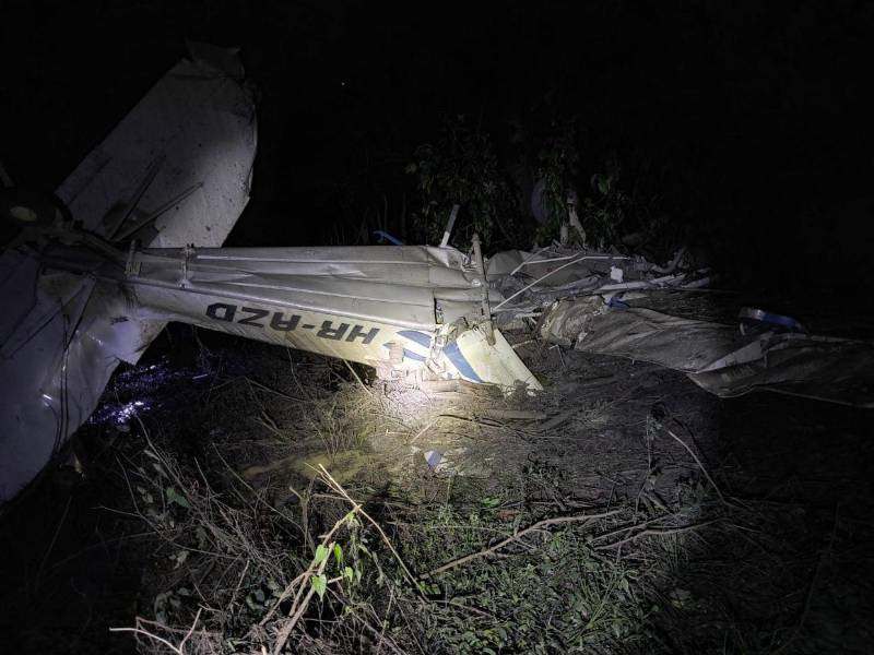 Fotografía de la avioneta accidentada en la finca Santa Inés de la Standard Fruit Company en Olanchito, Yoro.