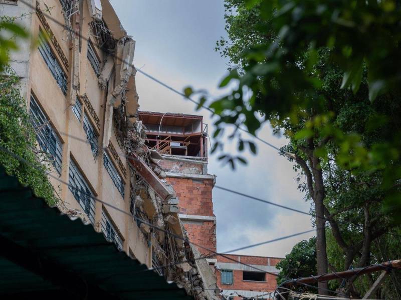 El cuerpo de bomberos explicó que colapsó una pared perimetral del colegio, la cual fue acordonada.
