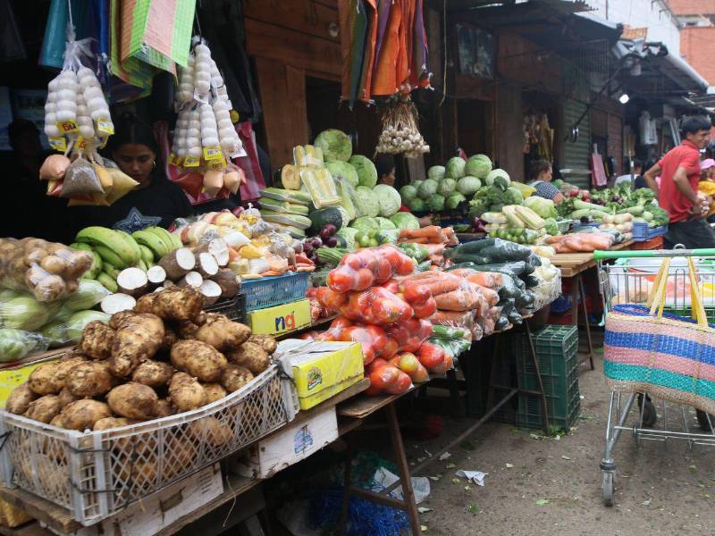Comerciantes confirman variaciones en los precios de cebolla, papa y brócoli por la reducción de la oferta nacional.