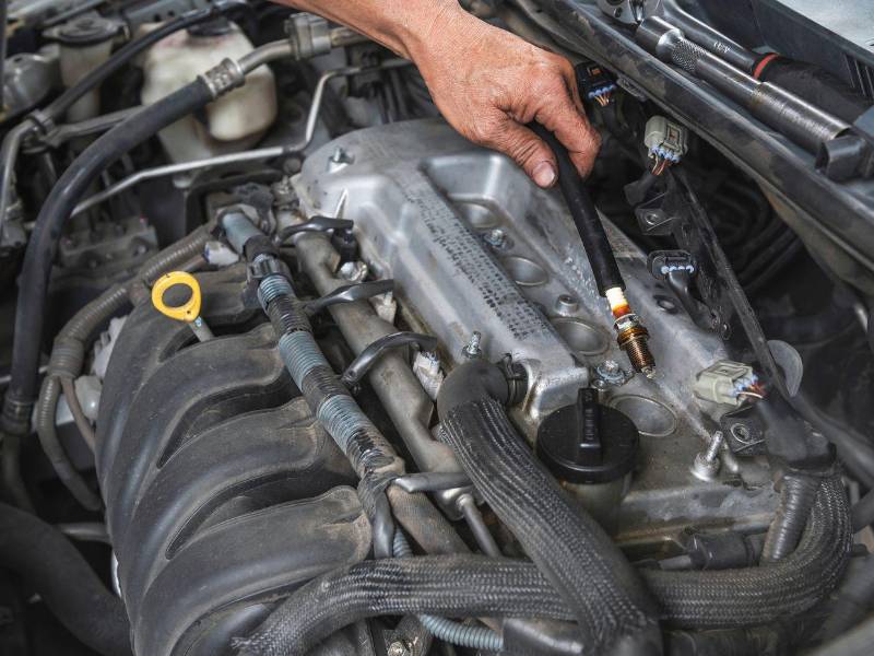 La revisión periódica y el reemplazo oportuno de bujías y cables aseguran que el motor mantenga su respuesta y eficiencia.