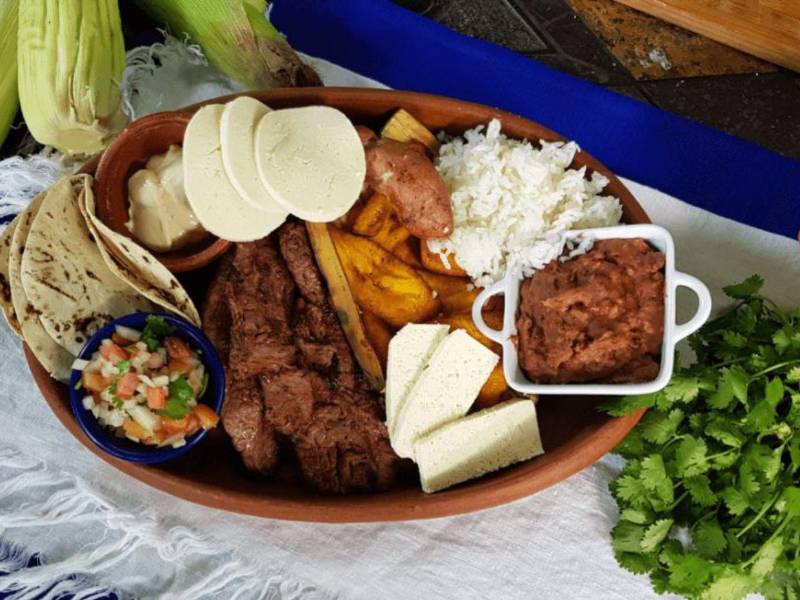 Por su sencillez y versatilidad la Carne asada está entre los platillos más apreciados por los hondureños.