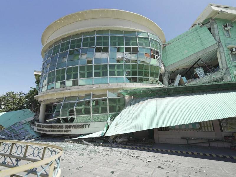 Tras cancelar la alerta de tsunami, luego del terremoto de magnitud 7,8 que azotó esta mañana la isla de Mindanao, en el sur de Filipinas, y que deja decenas de fallecidos, los daños en la infraestructura de la isla es total. Aquí las imágenes de los edificios que colapsaron.