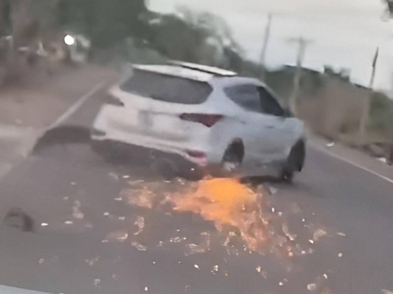 Finalmente, el sospechoso fue detenido tras casi atropellar a policías y provocar accidentes.