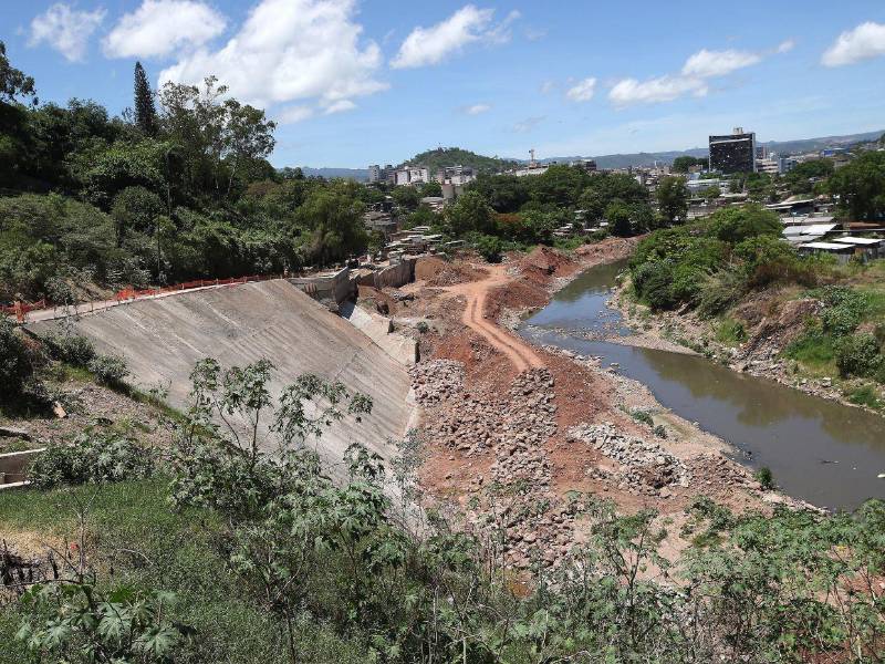 La intervención en Miramesí responde a riesgos históricos tras eventos como el huracán Mitch y su impacto en el cauce del río.