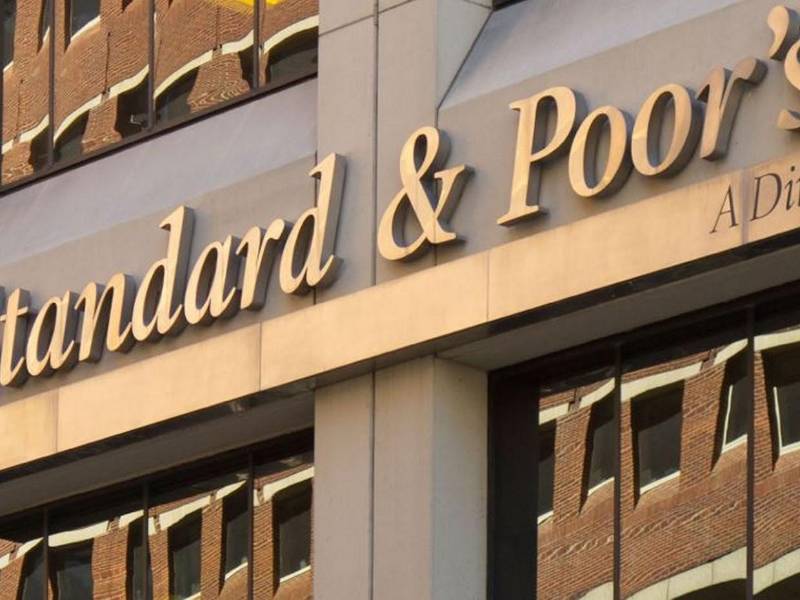 El informe también señala que el nuevo gobierno enfrenta el reto de ordenar las finanzas públicas tras un aumento del gasto y de la deuda durante el periodo de transición política.