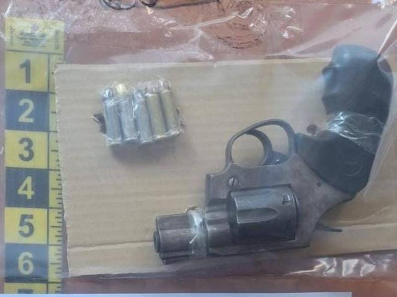 Una de las pistola calibre 38 milímetros, decomisada a uno de los supuestos asaltantes.