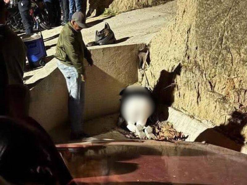 El cuerpo del vendedor quedó tendido en una cuneta, a la orilla de la calle.