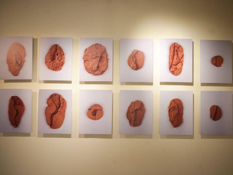 El artista recuerda que el primer mapa datado en el mundo está grabado en arcilla, de ahí parte “Cartografías urbanas I y II”.