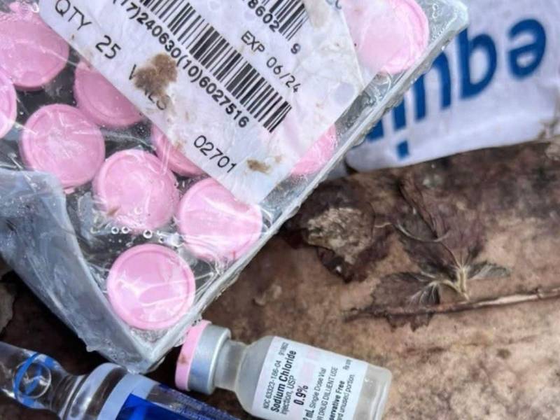 En la bodega se encontraron cajas expuestas al sol y la lluvia con medicamentos vencido. También habían equipos médicos.