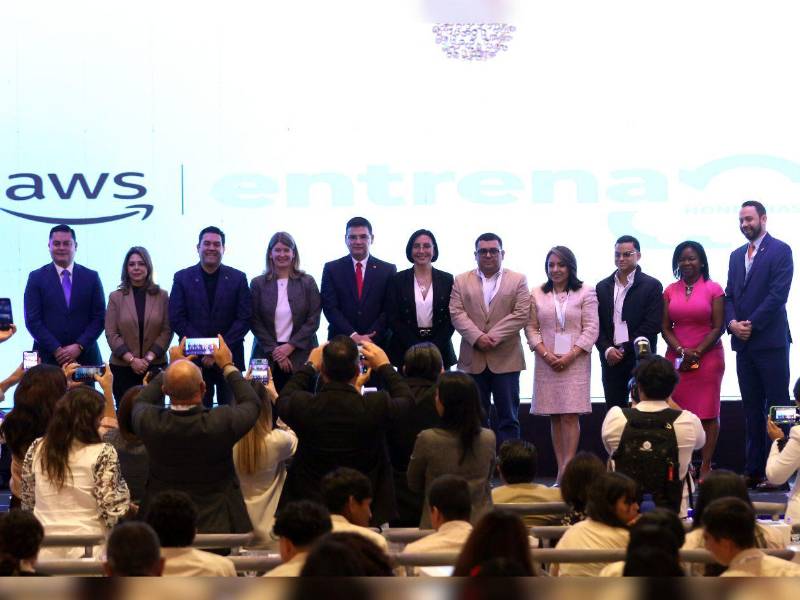 Representantes de las instituciones aliadas para el desarrollo de “AWS Entrena Honduras”.