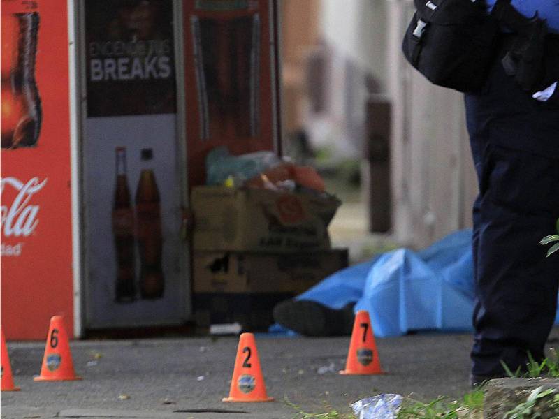 Un hecho violento marcó la tarde de este viernes, luego de que asesinaran al abogado penalista René Altamirano en la 14 calle, entre la segunda y tercera avenida del barrio Medina, en San Pedro Sula, departamento de Cortés. Así quedó la escena del crimen:
