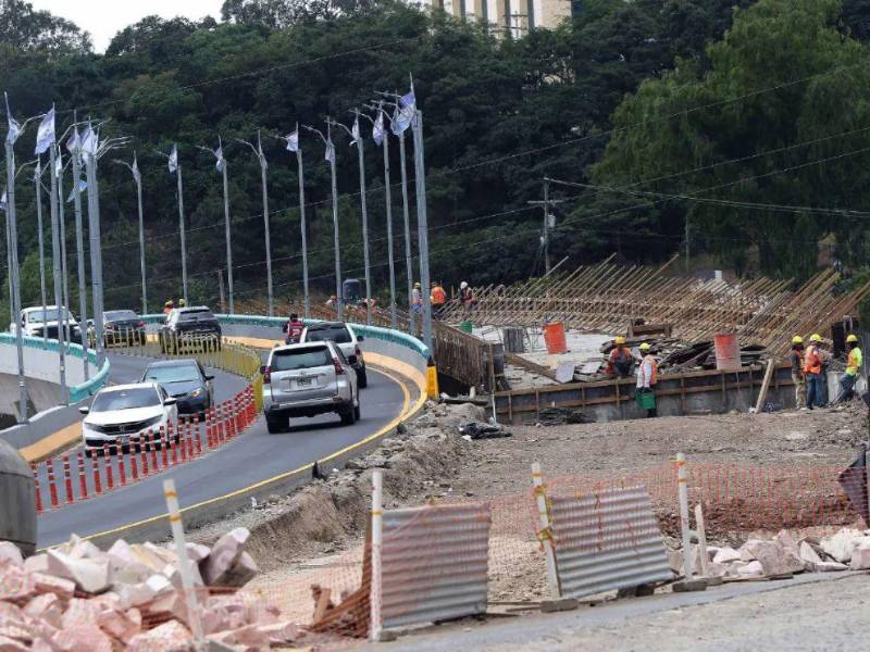 El puente elevado papa Francisco registra un avance del 70% y será inaugurado en las últimas semanas de enero, según autoridades de la AMDC.