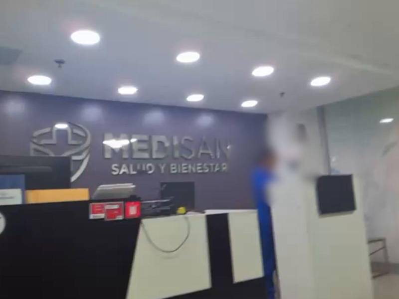 Las instalaciones están acondicionadas como clínicas, pero no se observaron permisos de salud o títulos de médicos.