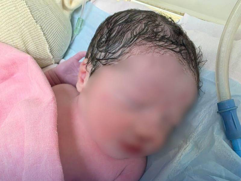 La pequeña nació saludable y su madre se encuentra estable.