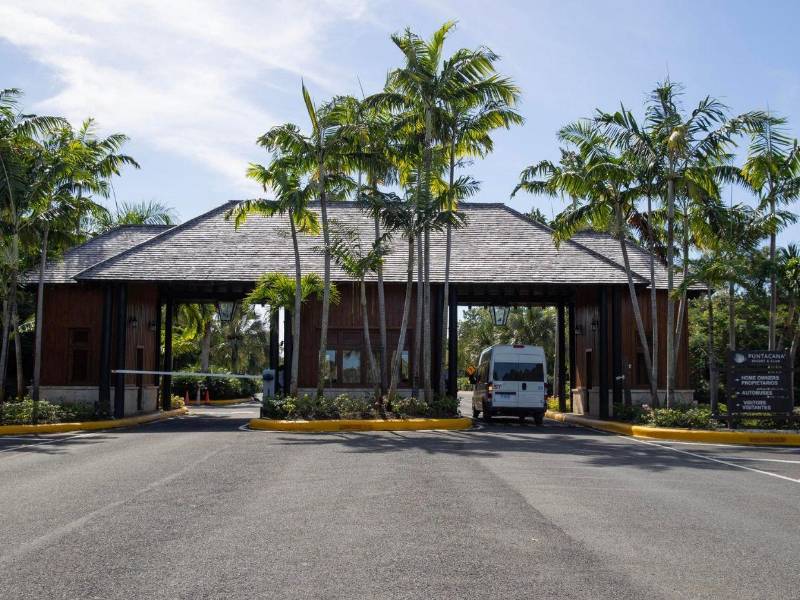 Fotografía que muestra el ingreso al condominio de residencias donde se encuentra la villa del cantante español Julio Iglesias en Punta Cana.