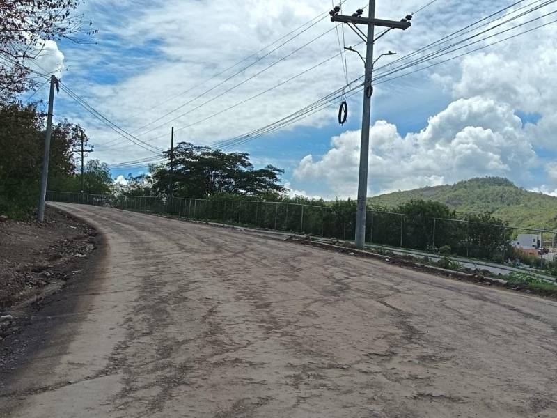 Casi cinco meses después del inicio de los trabajos, la rehabilitación de la ruta 52 registra 10.06% de avance físico, mientras los vecinos de Villeda Morales reclaman agilidad.