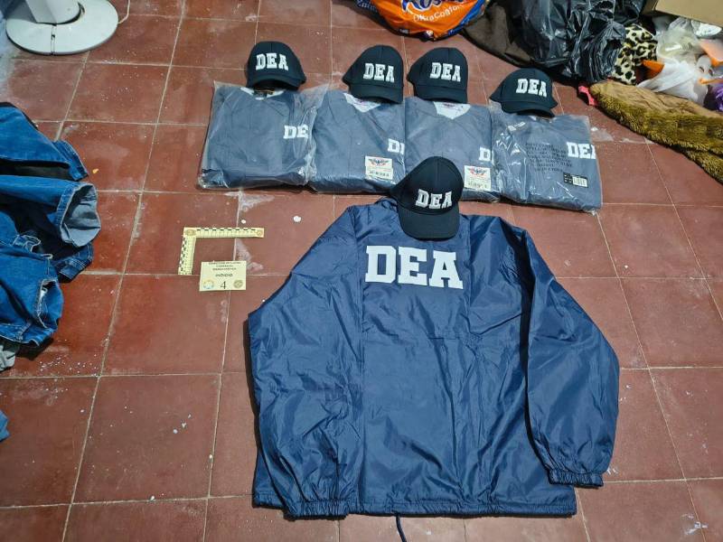 El Ministerio Público ejecutó este miércoles 17 allanamientos de morada y tres inspecciones en San Pedro Sula, en el departamento de Cortés, en contra de varios miembros de un grupo crimina dedicados al tráfico de dorgas y armas. En uno de los hallazgos se encontró indumentaria falsa de la Administración para el Control de Drogas (DEA).
