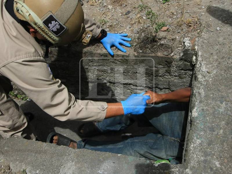Un hombre que llevaba cuatro días sin salir de una cuneta fue rescatado este viernes por elementos del cuerpo de Bomberos que lo convencieron de abandonar el encierro. Aquí lo que se conoce del caso del hondureño que había hecho de una cuneta su inusual hogar.