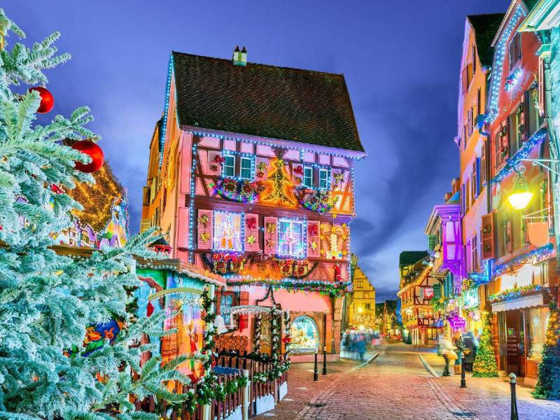 El encendido de árboles y decoraciones en las casas, locales y demás son parte de esta fecha festiva.