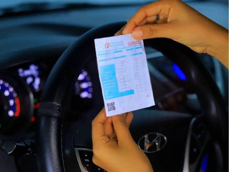 A partir del 1 de julio, entra en vigencia la nueva boleta de revisión vehicular de color azul. El IP recomienda a los propietarios de vehículos solicitar el nuevo documento.