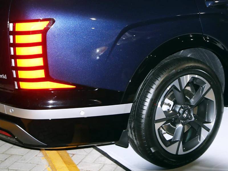 Diseño robusto y elegante de las llantas de la Hyundai Palisade HEV 2027, complementando su estética y rendimiento superior.
