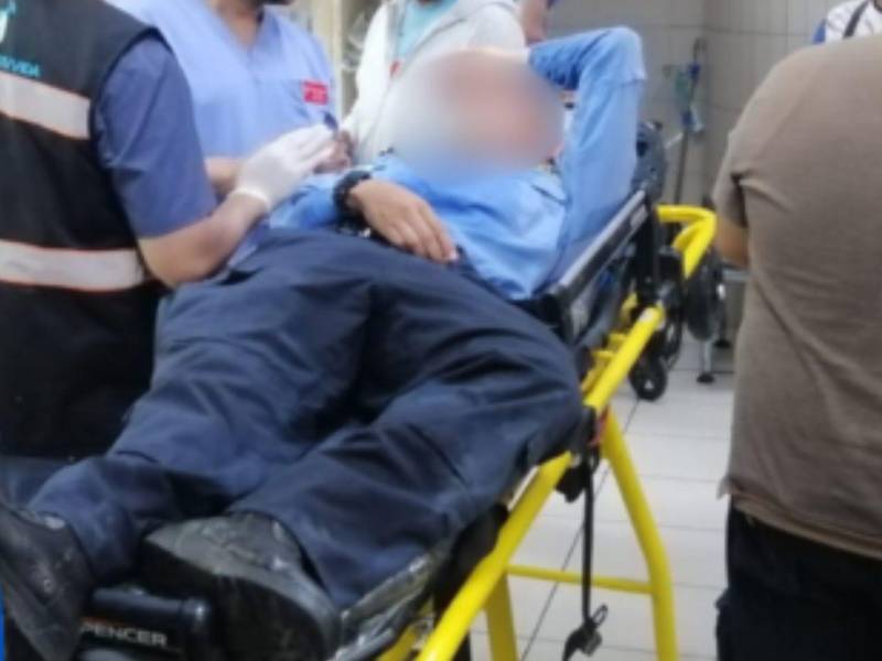 De acuerdo con las autoridades sanitarias, el subinspector sufrió un trauma encefalocraneano de emergencia, con posible coágulo, tras recibir una pedrada en la cabeza en medio de los disturbios.