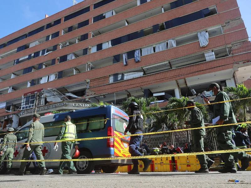 Personal médico y rescatistas realizan el rescate de Hernán Gil tras los terremotos de la semana pasada, este miércoles en Caracas.