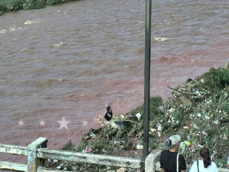 El hombre estaba a la orilla del río cuando fue rescatado por los bomberos.