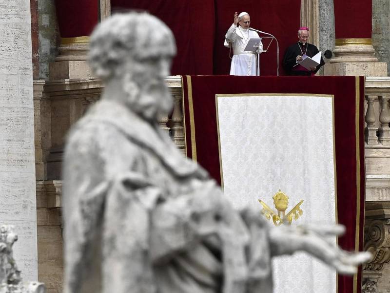 El papa León XIV celebró este domingo su primera misa pública junto a la tumba de San Pedro, en las Grutas Vaticanas, un gesto cargado de simbolismo que conecta su pontificado con los orígenes de la Iglesia.​​