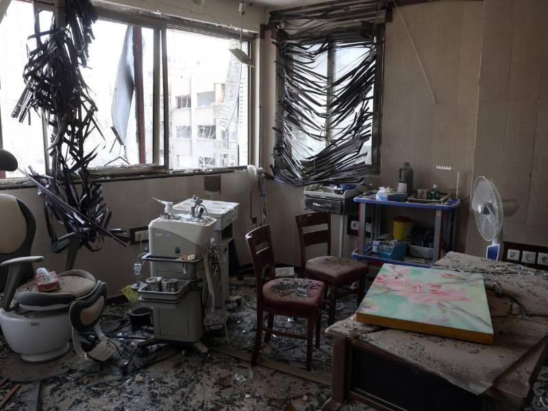 Ventanas rotas y equipo destruido, así quedó el Hospital Gandhi, ubicado en la capital iraní, Teherán. Aquí las imágenes de la destrucción tras la ofensiva militar conjunta lanzada por Estados Unidos e Israel contra Irán.