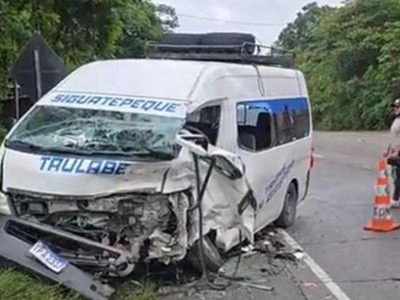 La parte frontal del busito quedó completamente destrozada, evidenciando la magnitud de la colisión.