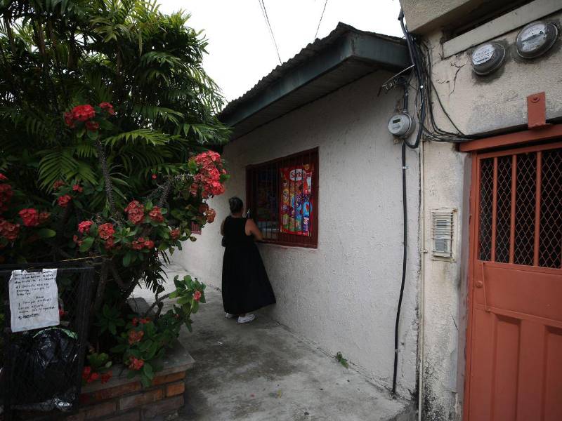 En la pulpería de doña Mirna Álvarez, los clientes no dejaron de llegar y de lamentar lo sucedido.