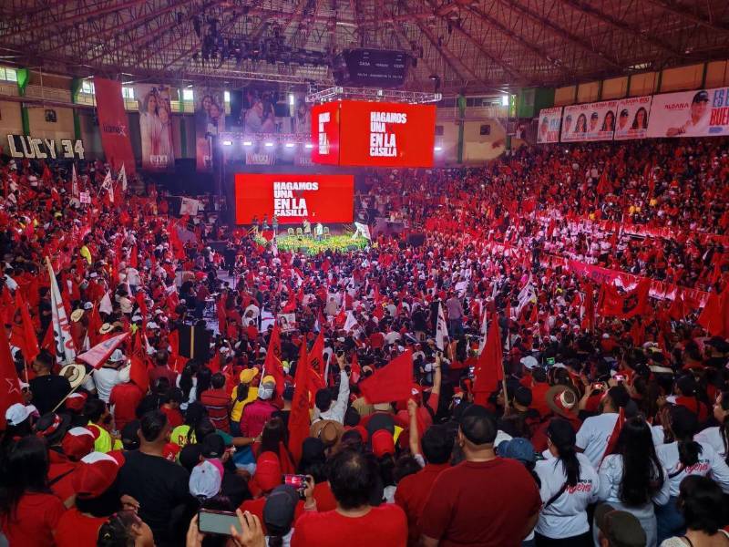 La candidata de Libertad y Refundación (Libre), Rixi Moncada hizo su cierre de campaña en la Coliseum Nacional de Ingenieros, en la capital.