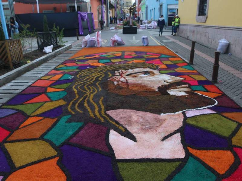 La Avenida Cervantes de la capital se convirtió en el epicentro del arte durante esta Semana Santa 2026 con las simbólicas y coloridas alfombras de aserrín.