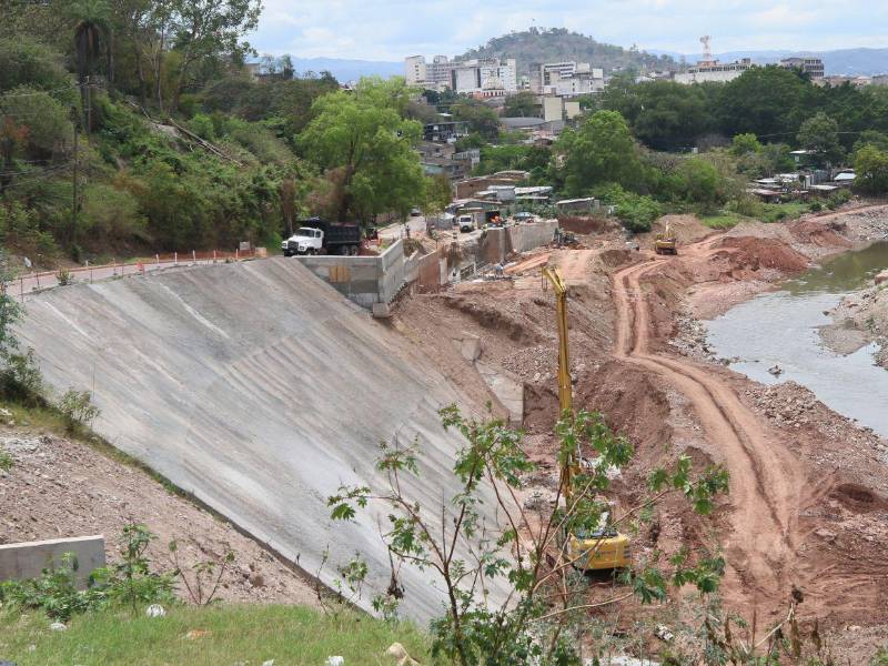 El proyecto de mitigación cuenta con más de 300 pilones que evitan socavones y movimiento de tierra ante el río Choluteca.