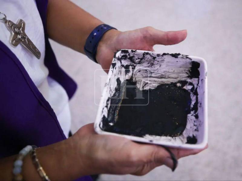 La ceniza —obtenida de la quema de los ramos bendecidos el Domingo de Ramos del año anterior— es el primer paso a un camino espiritual que interpela, cuestiona y llama a la coherencia de vida.