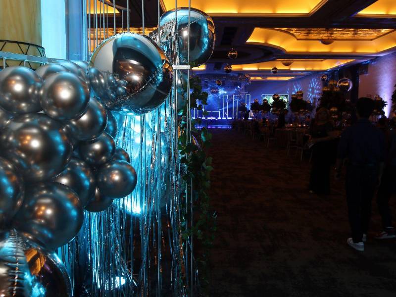 Los contrastes entre plateados, azules, blanco y negro predominaron en la estética del evento.