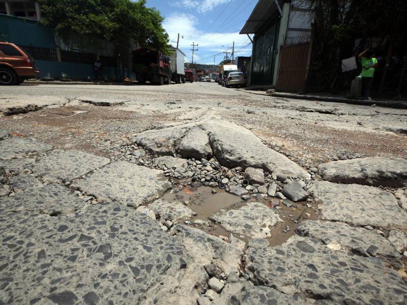 Algunas calles de la capital necesitan de bacheo, sin embargo, la alcaldí no tiene proyectos por deudas la cámara de la construcción.