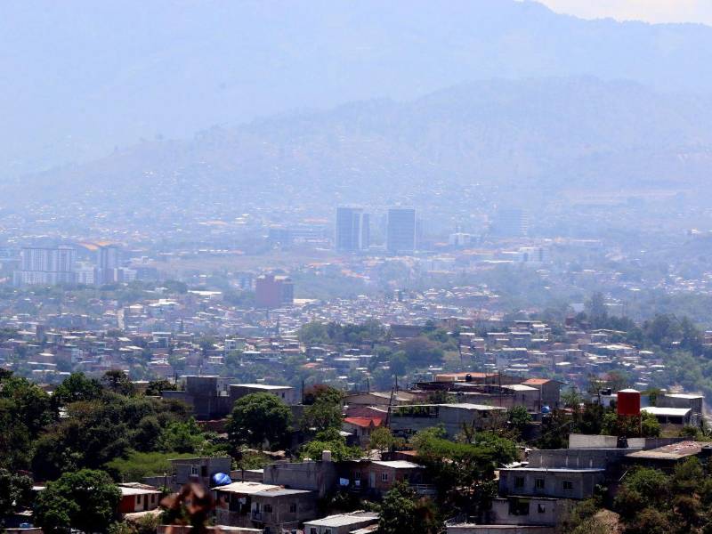 La capital hondureña registró una mejora en la calidad del aire al descender a nivel moderado, aunque autoridades mantienen vigilancia por presencia de partículas finas.