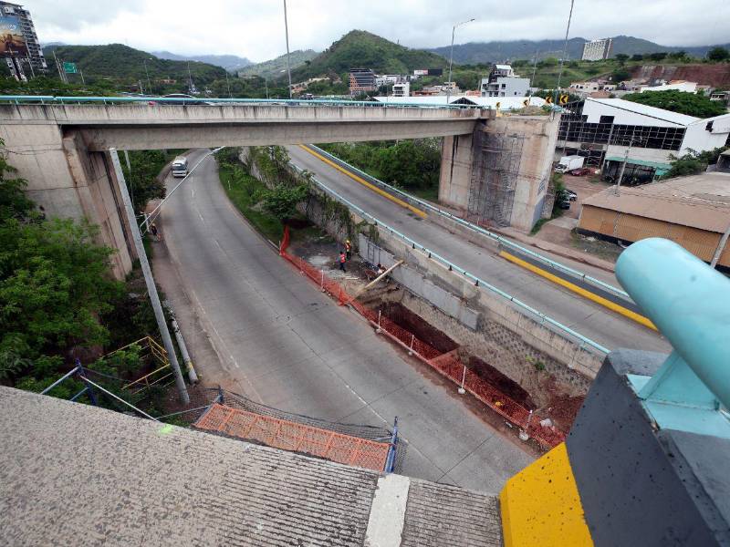 El paso por el puente Juan Manuel Gálvez será cerrado esta noche mientras se realizan trabajos para instalar vigas en la estructura.