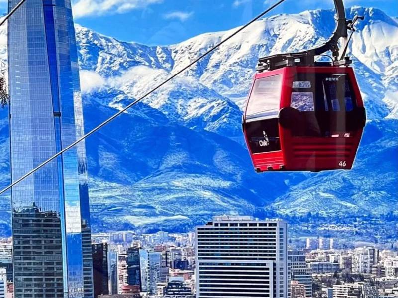 La ciudad de Santiago de Chile, es una de las urbes que tiene el teleférico como una opcion de transporte para sus ciudadanos.