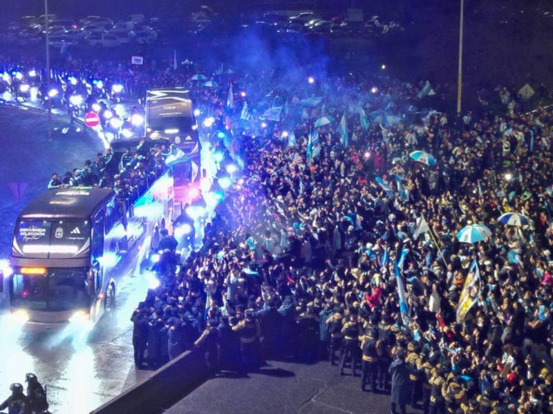 Parte de los jugadores de la selección argentina de fútbol y miembros del cuerpo técnico regresaron este lunes a Argentina tras la derrota por 1-0 ante España en la final del Mundial 2026 disputada este domingo en Estados Unidos.